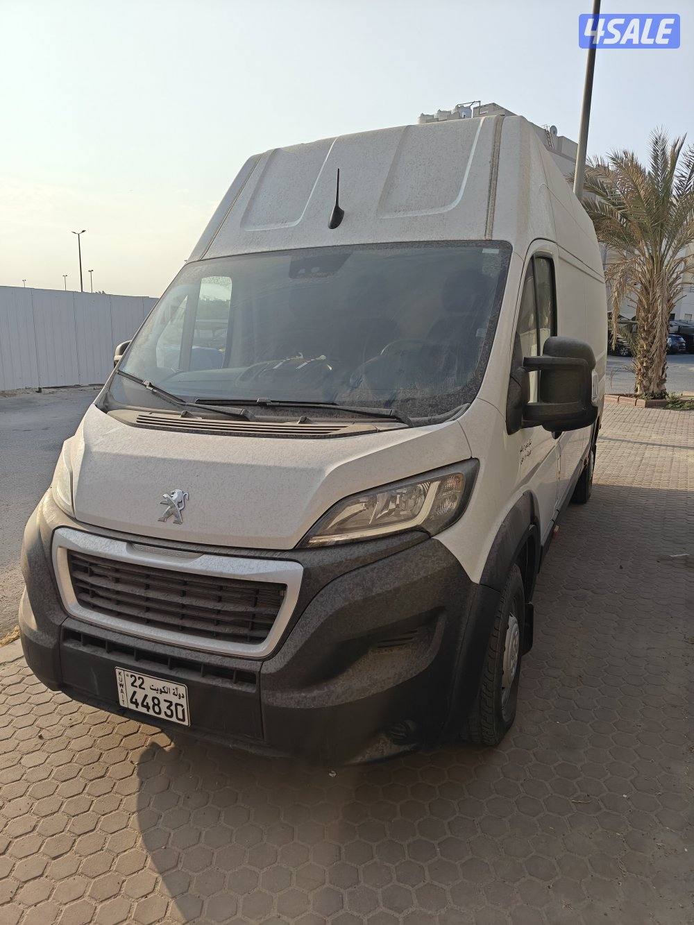 باص مقفل بيجو بوكسر موديل 2023 عداد 8700 شرط الفحص3