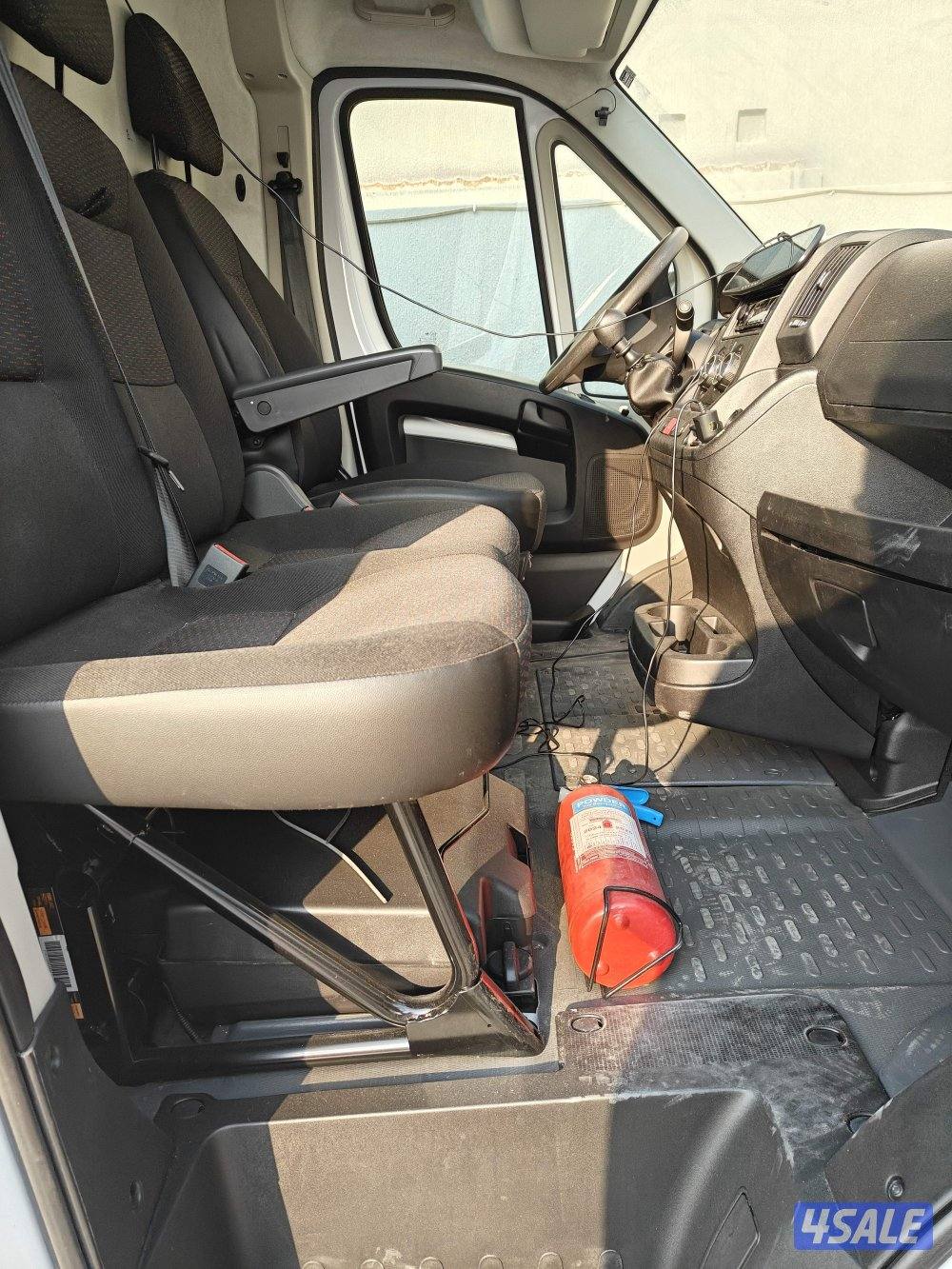 باص مقفل بيجو بوكسر موديل 2023 عداد 8700 شرط الفحص4