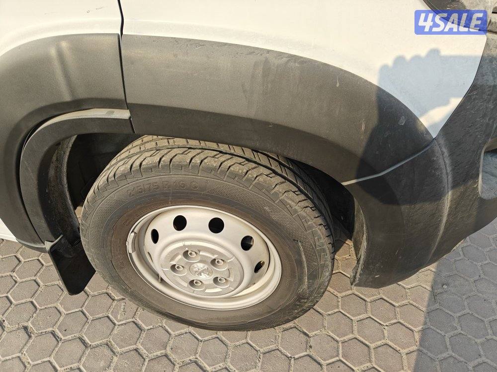 باص مقفل بيجو بوكسر موديل 2023 عداد 8700 شرط الفحص5