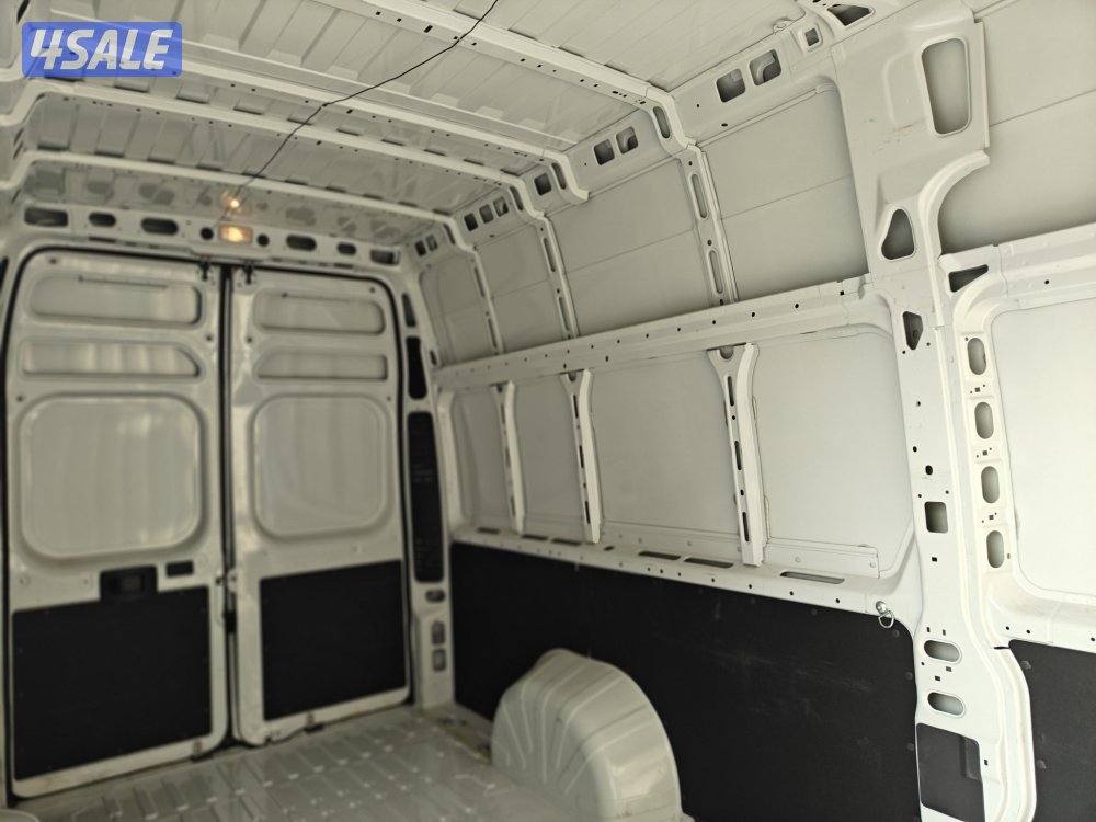 باص مقفل بيجو بوكسر موديل 2023 عداد 8700 شرط الفحص6