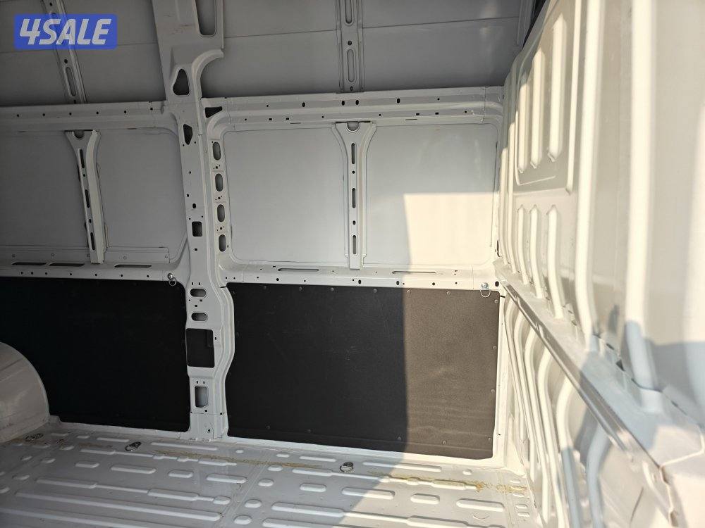 باص مقفل بيجو بوكسر موديل 2023 عداد 8700 شرط الفحص7