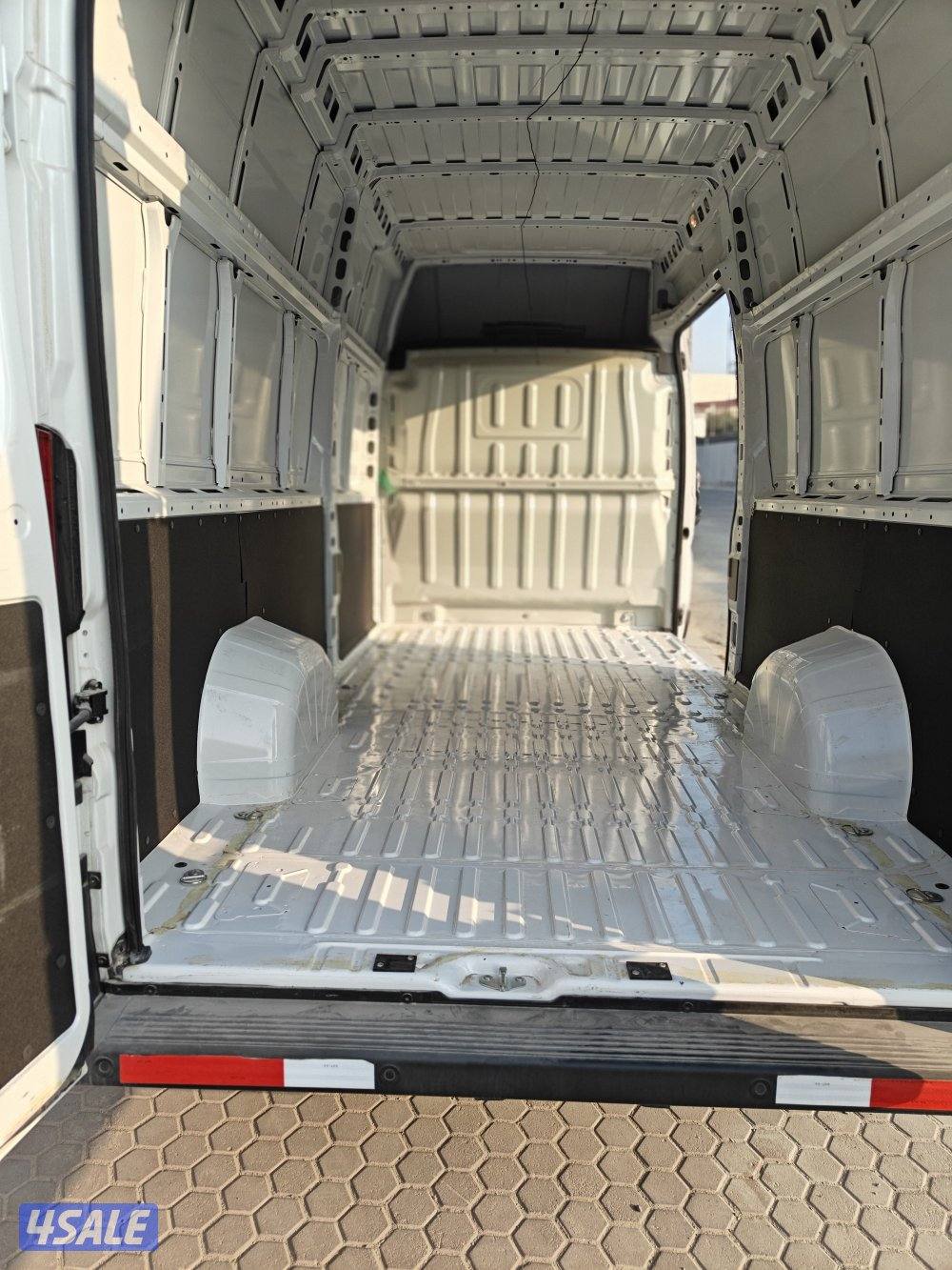 باص مقفل بيجو بوكسر موديل 2023 عداد 8700 شرط الفحص8