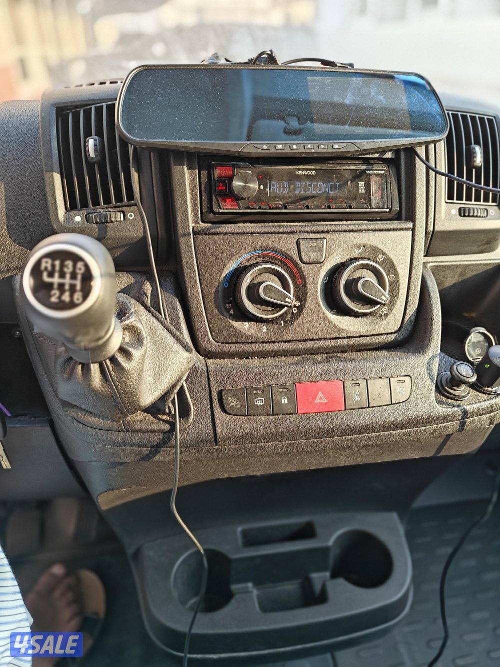 باص مقفل بيجو بوكسر موديل 2023 عداد 8700 شرط الفحص9