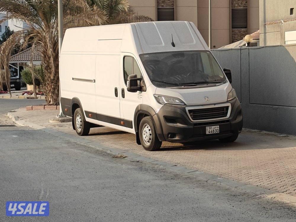 باص مقفل بيجو بوكسر موديل 2023 عداد 8700 شرط الفحص12