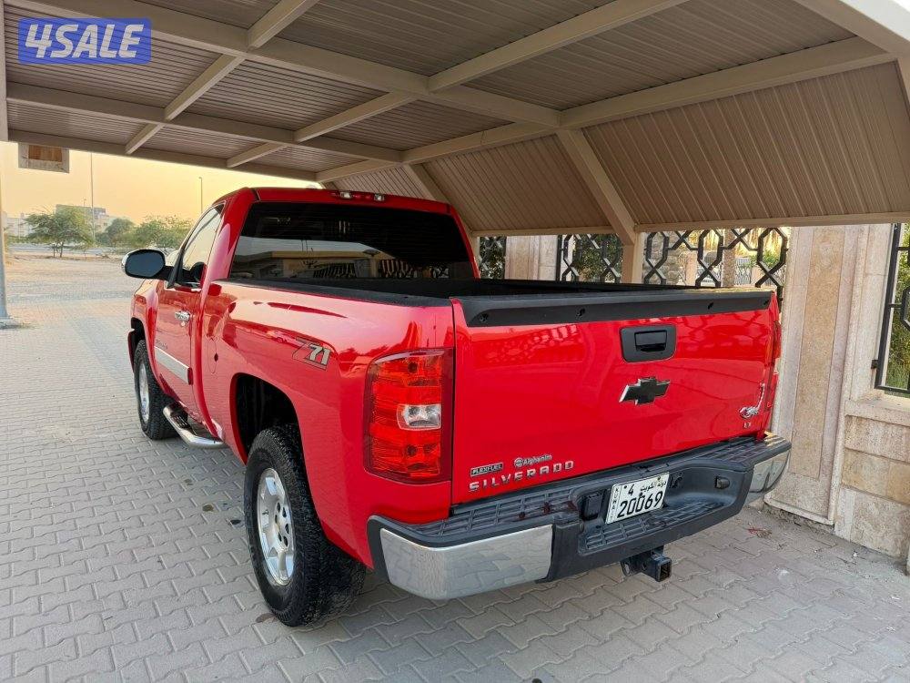 وانيت سلفرادوا Z71 موديل2011 بحاله الوكاله2