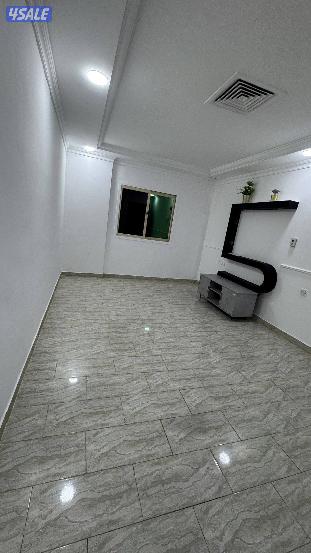 شقه للايجار غرفه وصاله وحمام ومطبخ مساحات كبيره0