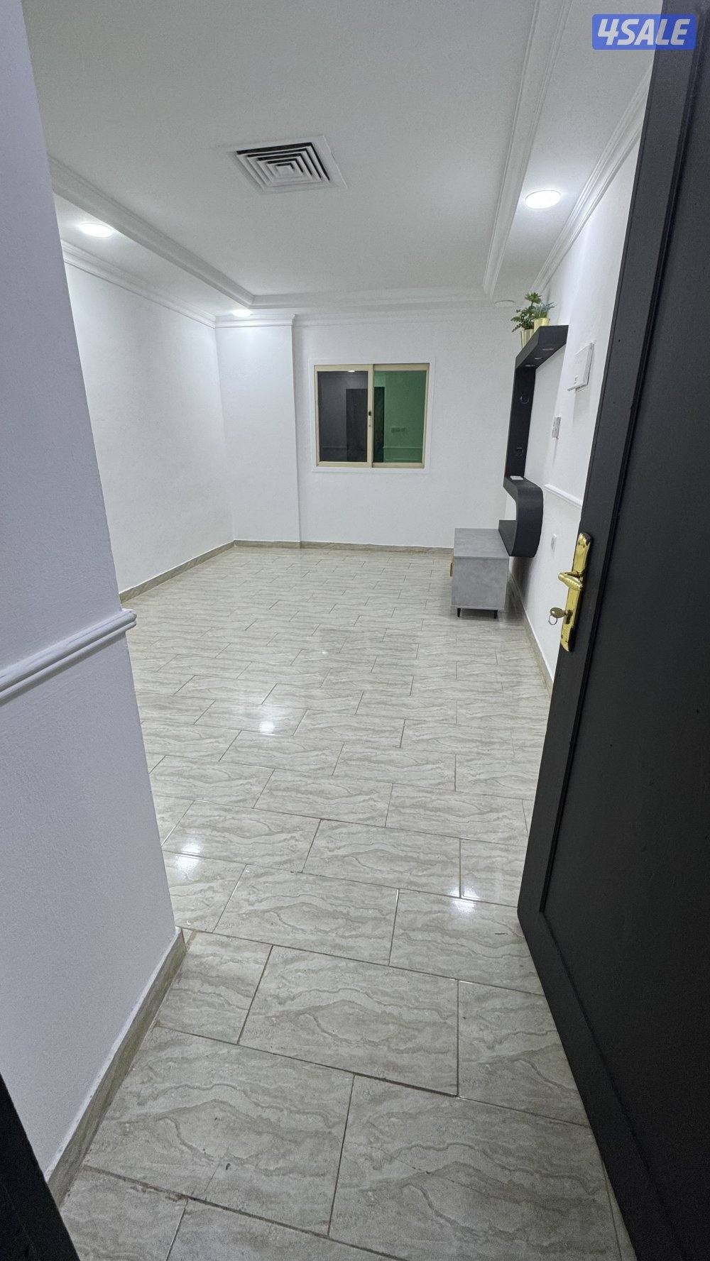 شقه للايجار غرفه وصاله وحمام ومطبخ مساحات كبيره4