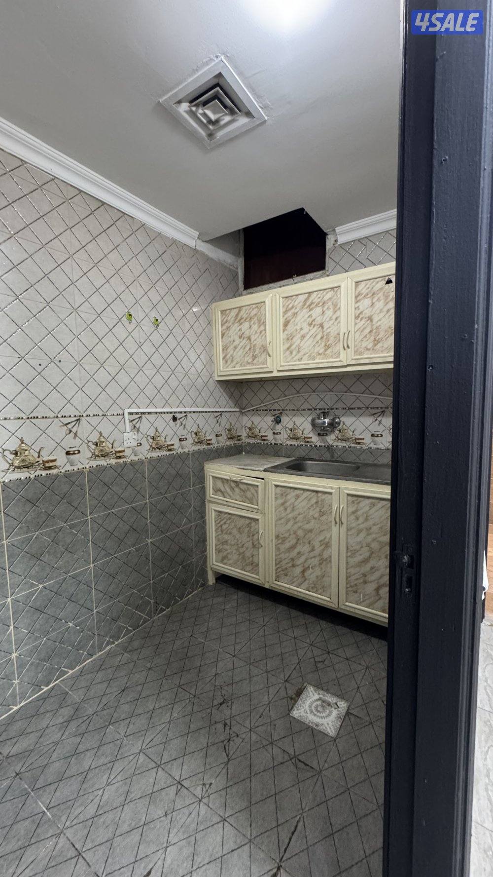 شقه للايجار غرفه وصاله وحمام ومطبخ مساحات كبيره6