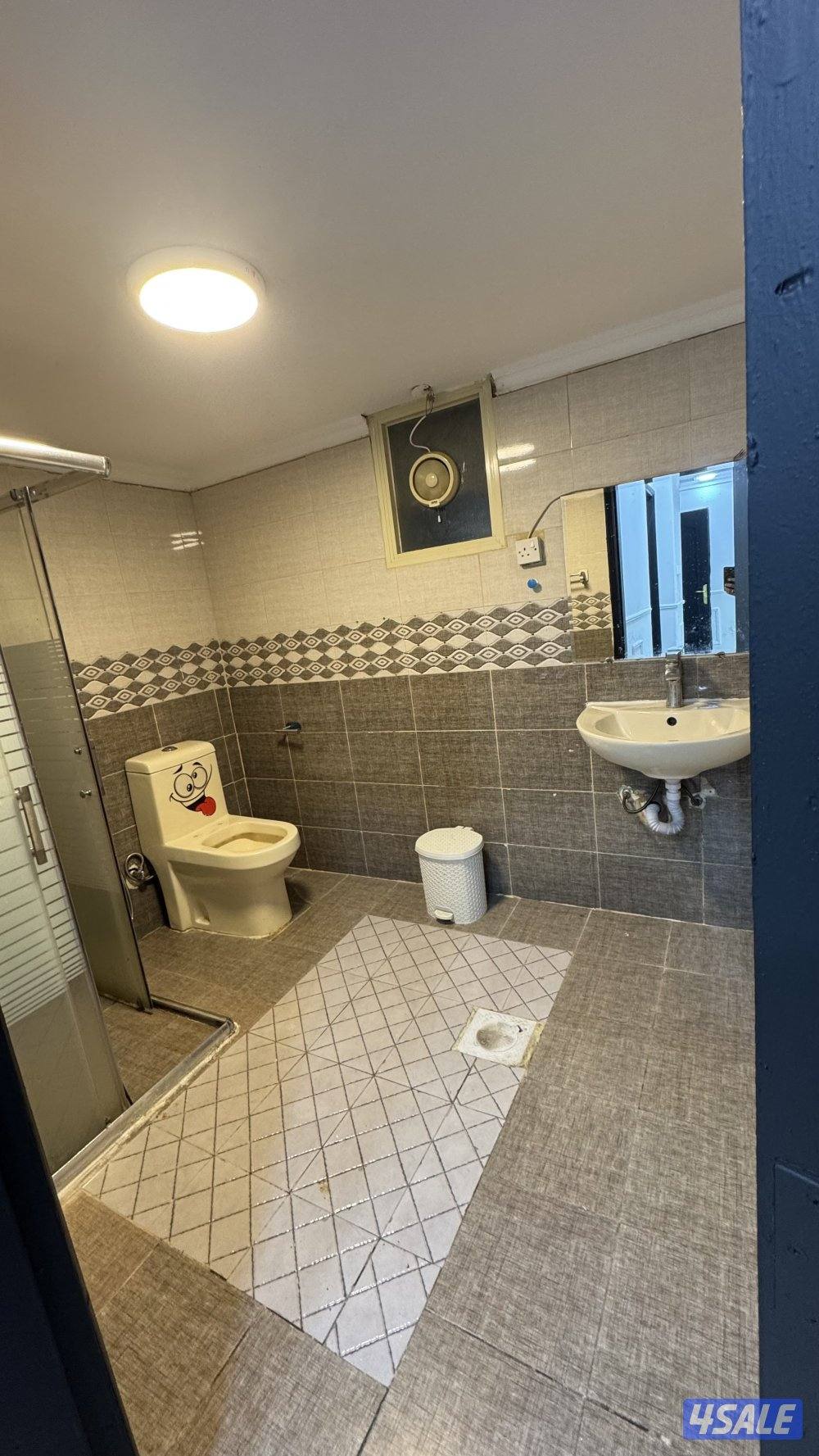 شقه للايجار غرفه وصاله وحمام ومطبخ مساحات كبيره7