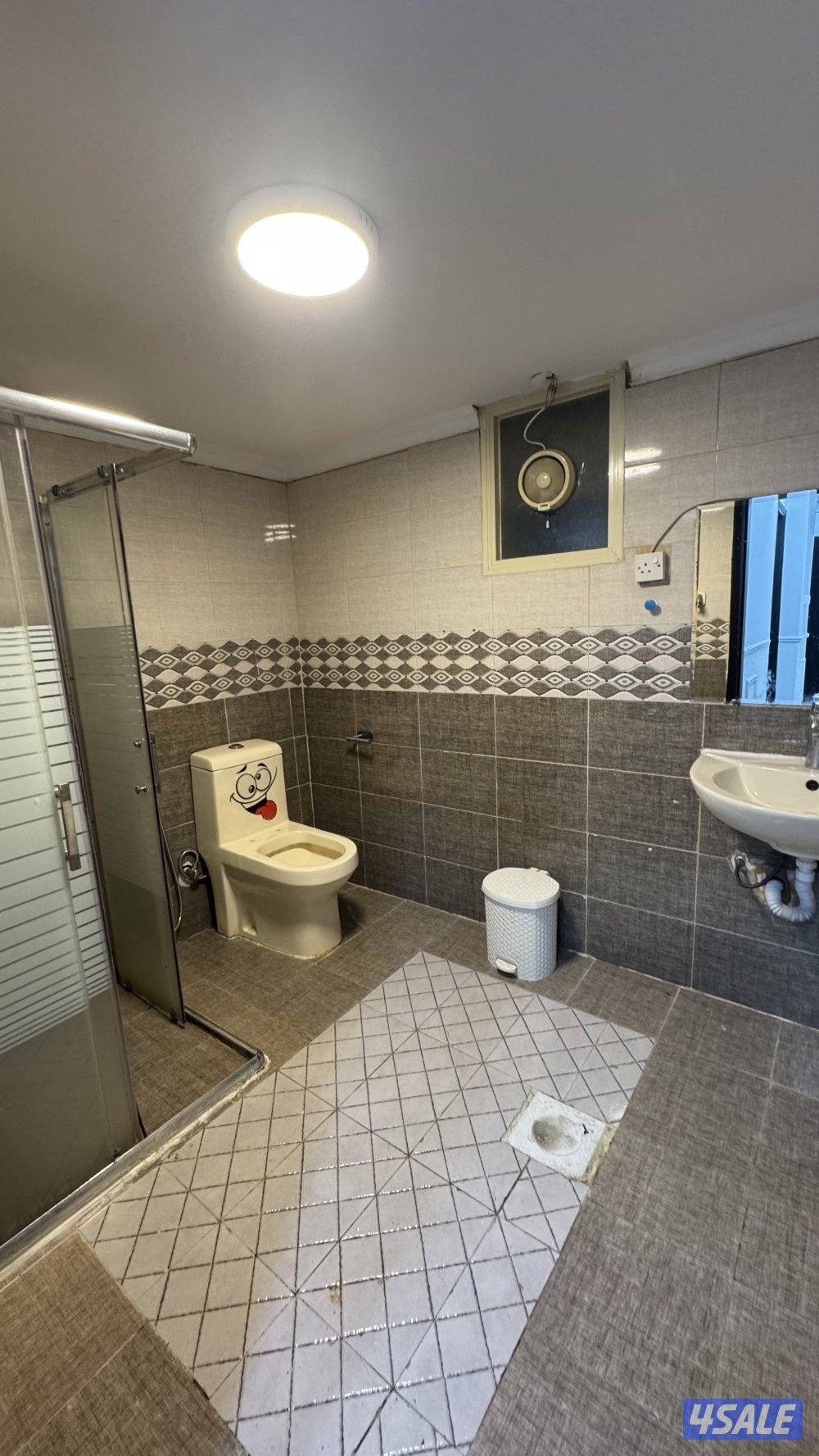 شقه للايجار غرفه وصاله وحمام ومطبخ مساحات كبيره8