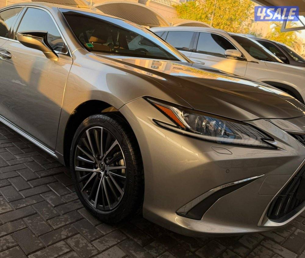 لكزس ES 250 موديل ٢٠٢٣ الساير عداد ٢٧ ألف شرط الفحص صبغ وكاله شاشه1