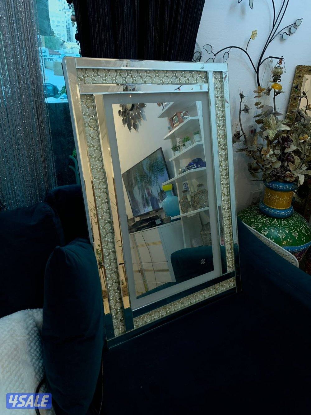 مرآة حائط دائرية أنيقة LED بإطار زهرة معدني مزين بأحجار كريستال1