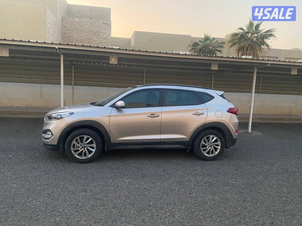 هيونداي توسان 2017 عداد130 الف وارد الوكاله /2000 سي سي1