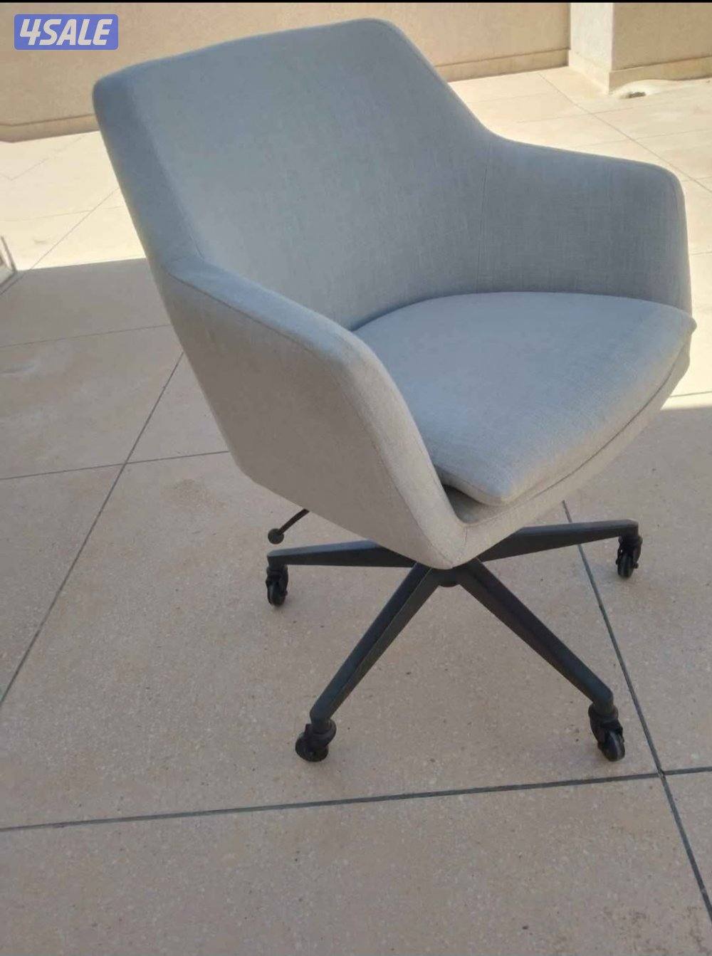 كرسى متحرك يصلح لعده استخدامات بحاله شبه جديد1