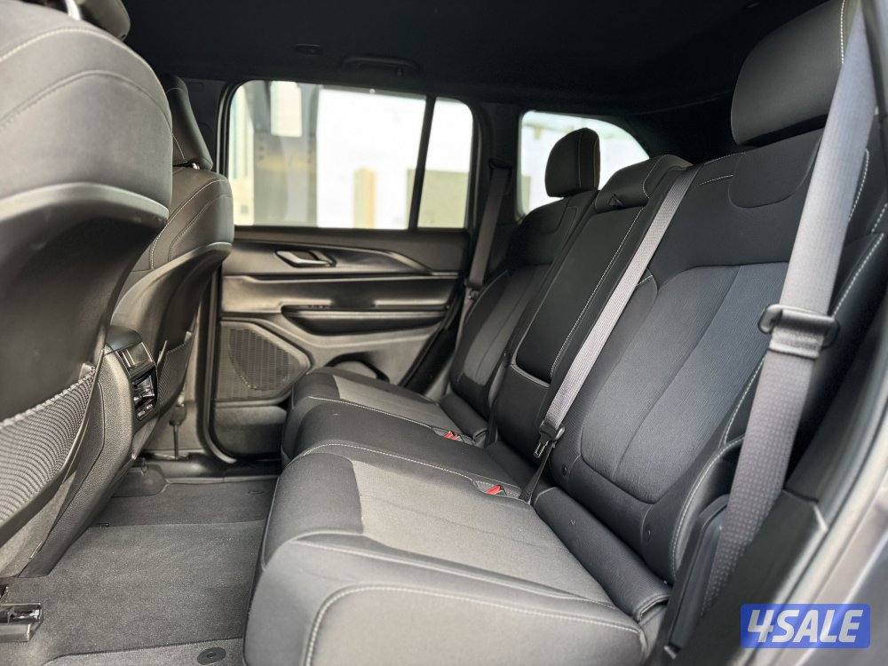 Grand Cherokee Laredo 2024 / 13 km / المالك الاول9