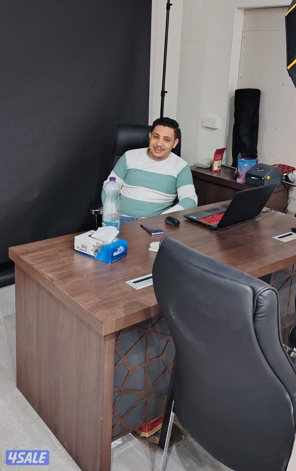 باحث عن عمل السن 27 سنه.2