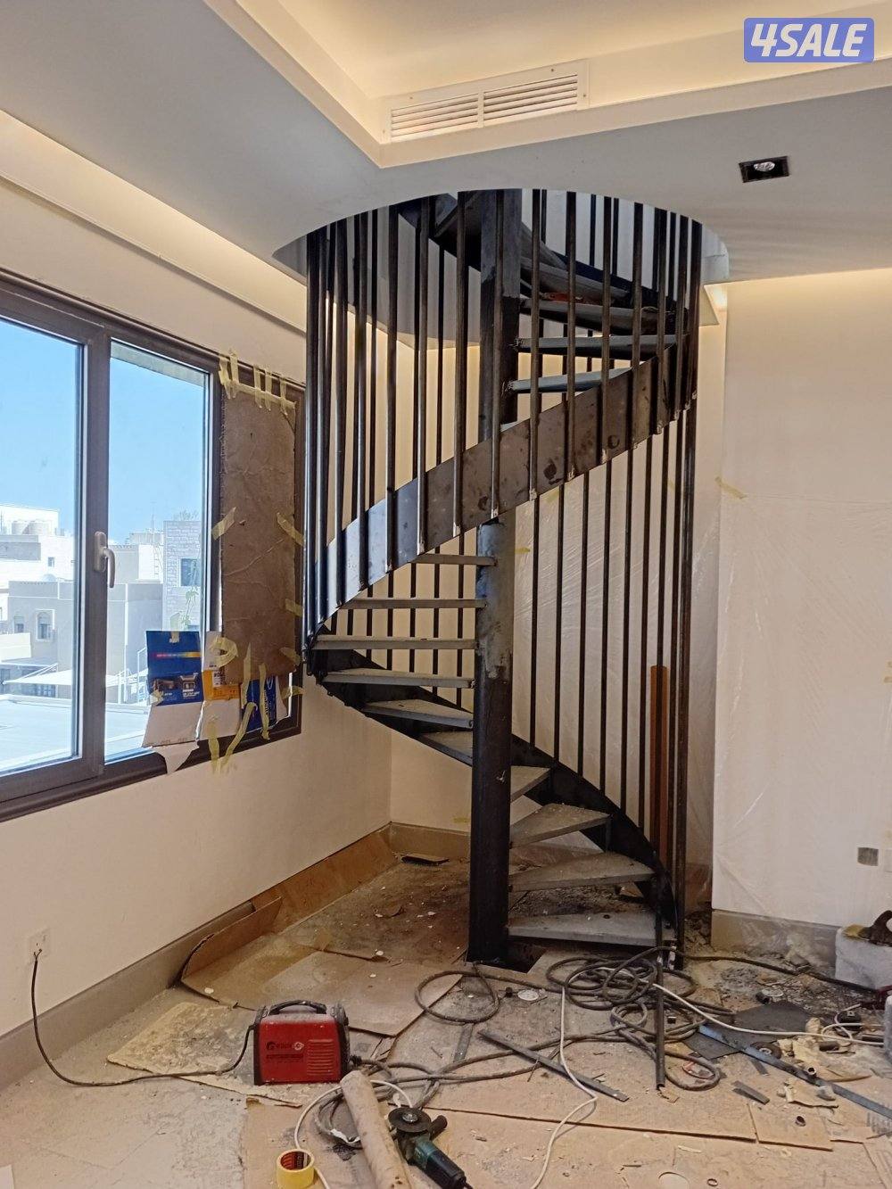 حداد ایراني حديد مشغول أواب درابزين أسوار تركيب مظلات1