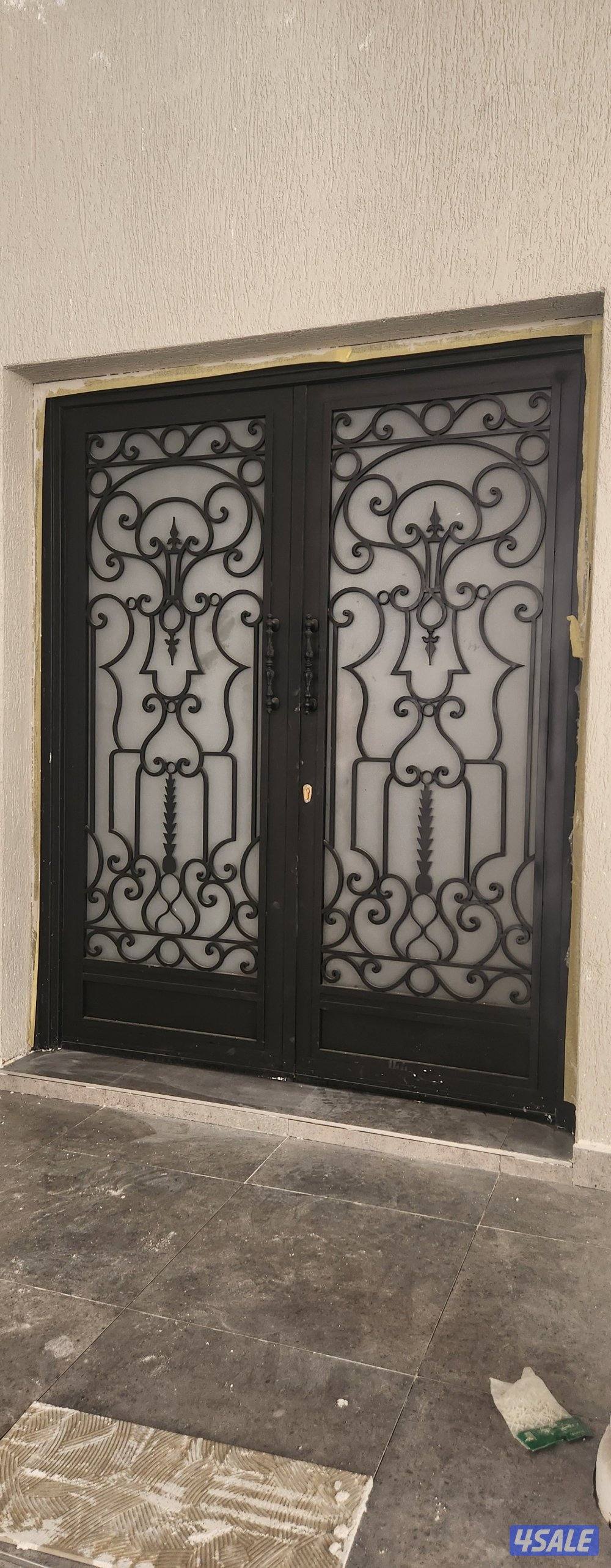 حداد ایراني حديد مشغول أواب درابزين أسوار تركيب مظلات2