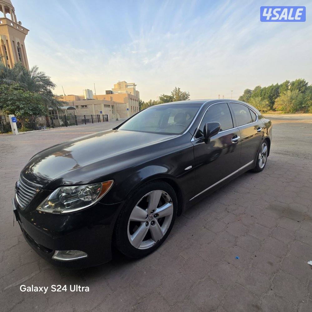 لكزس LS460 موديل 2008 ماشي218 مصبوغ بالكامل والشاشة لا تعمل0