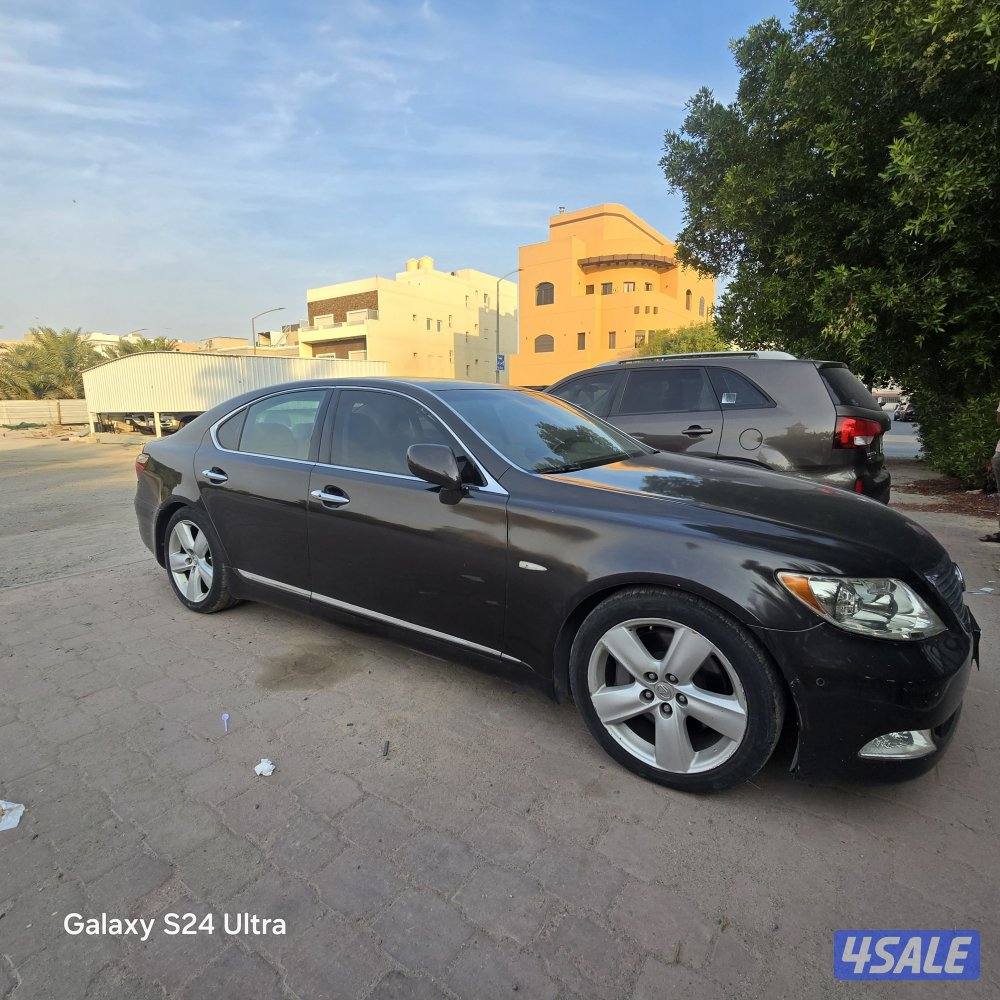 لكزس LS460 موديل 2008 ماشي218 مصبوغ بالكامل والشاشة لا تعمل2