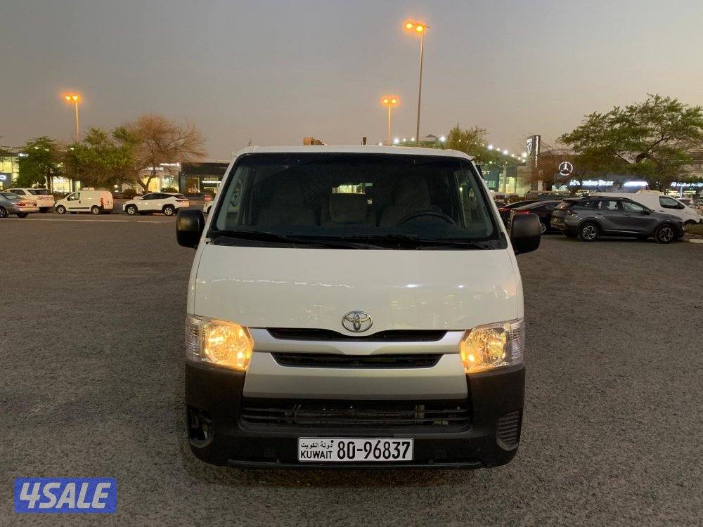 للبيع باص تايوتا مقفل طراز 20240