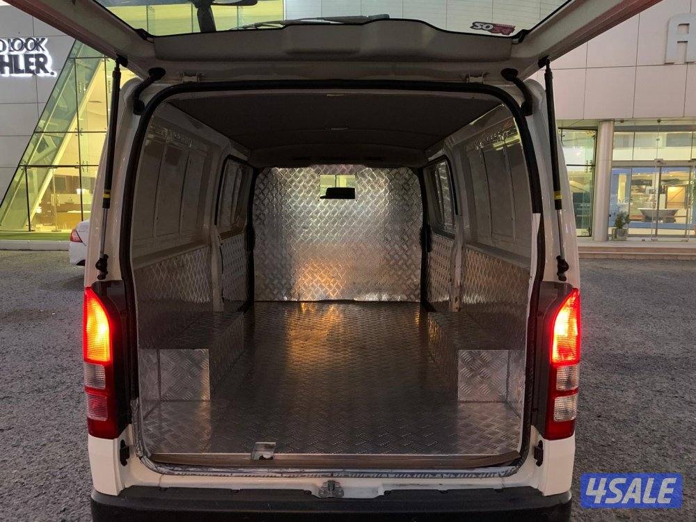 للبيع باص تايوتا مقفل طراز 20245