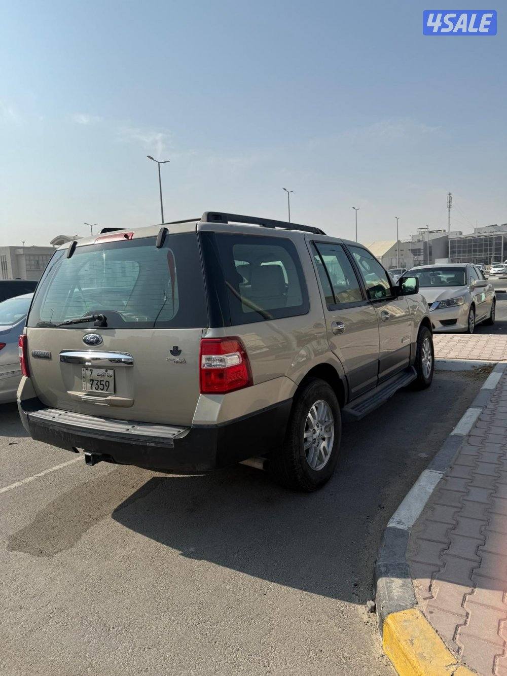 للبيع فورد اكسبيشن ٢٠٠٧ ذهبي قير وماكينه وداخلي نظيف تامين سنه3