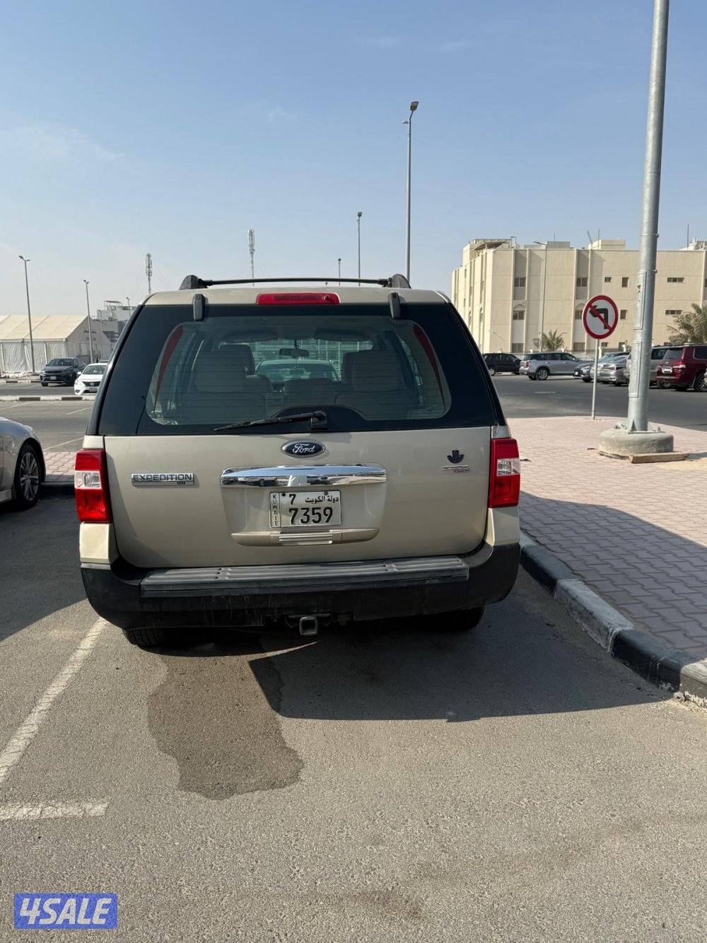 للبيع فورد اكسبيشن ٢٠٠٧ ذهبي قير وماكينه وداخلي نظيف تامين سنه4