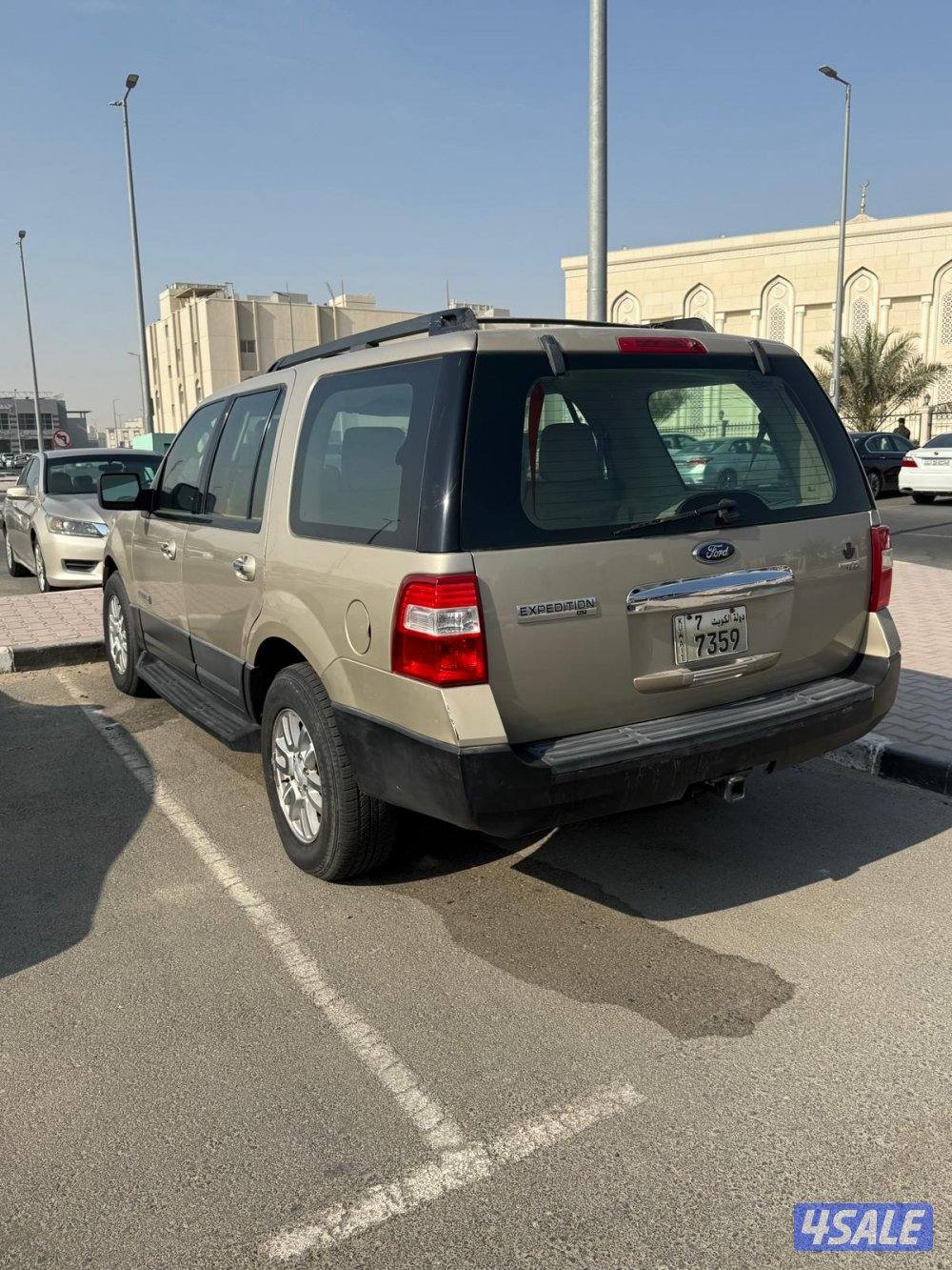 للبيع فورد اكسبيشن ٢٠٠٧ ذهبي قير وماكينه وداخلي نظيف تامين سنه5