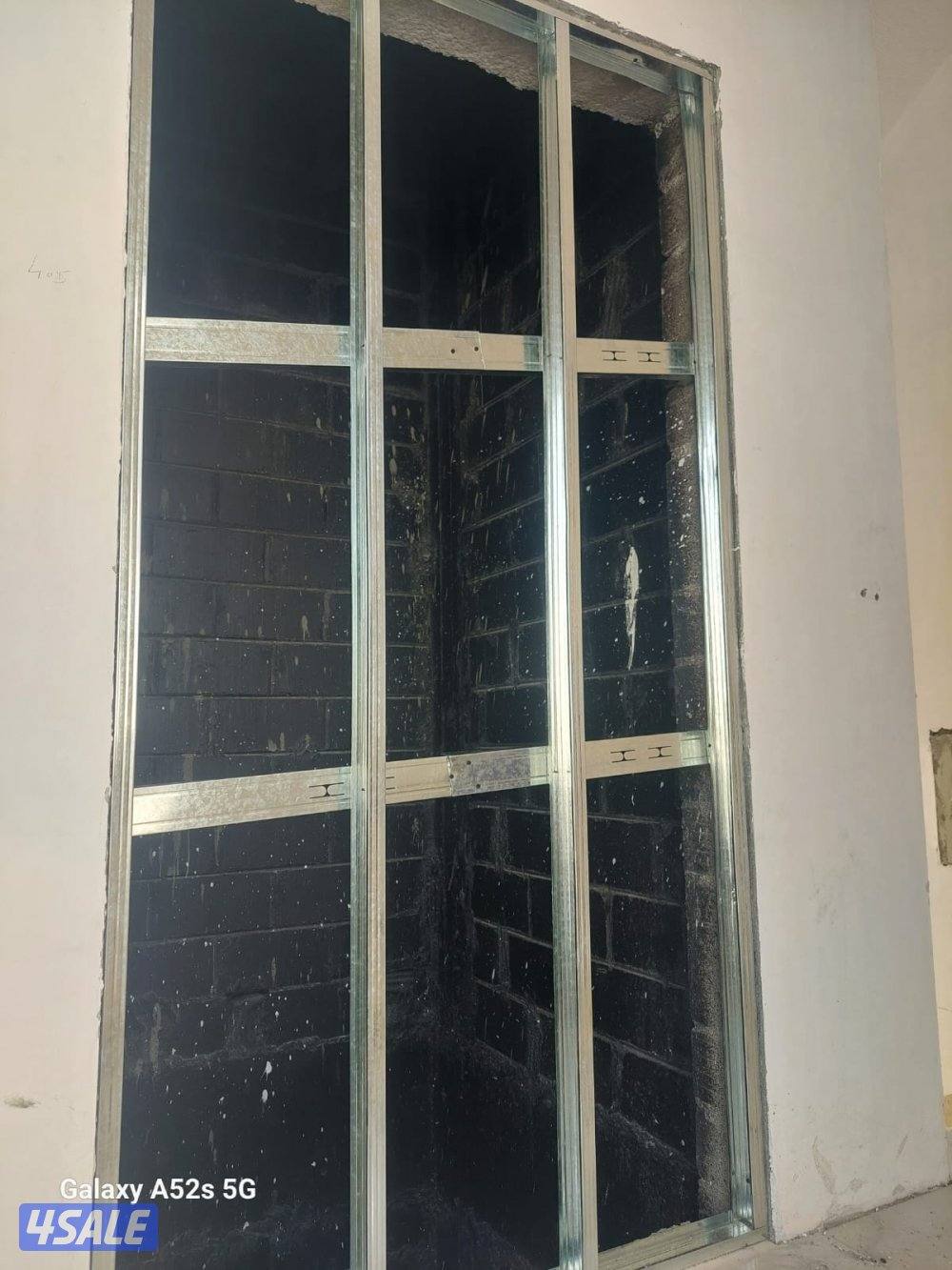 فنى جبسم بورد بارتشن قواطع تقسيم غرفه وصاله حرف ايل باب خشب اكرديون1