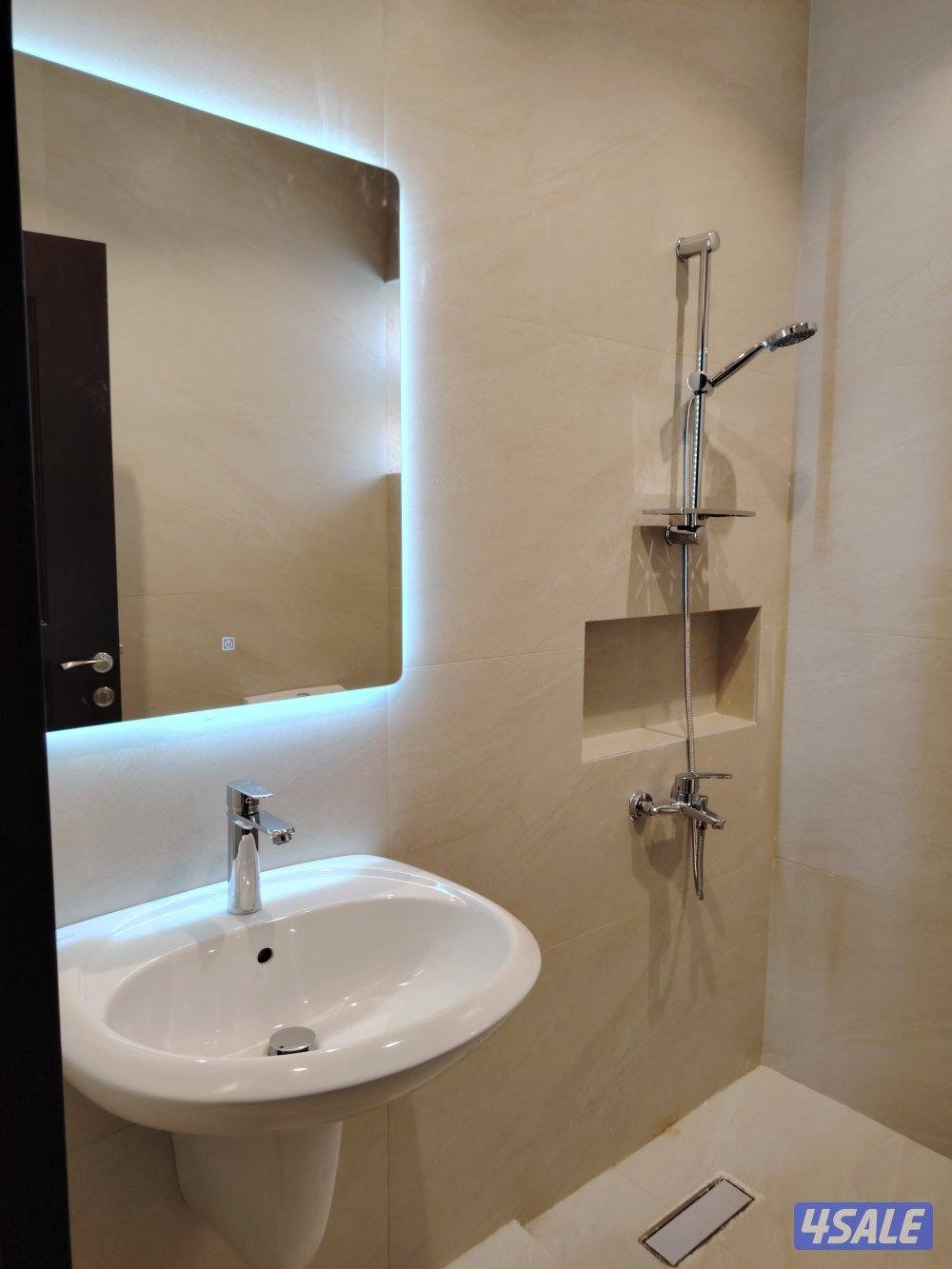 للإيجار شقة  ( أول ساكن ) بالدور الثاني 
العارضية قطعة 3 : 4 غرف نوم (3