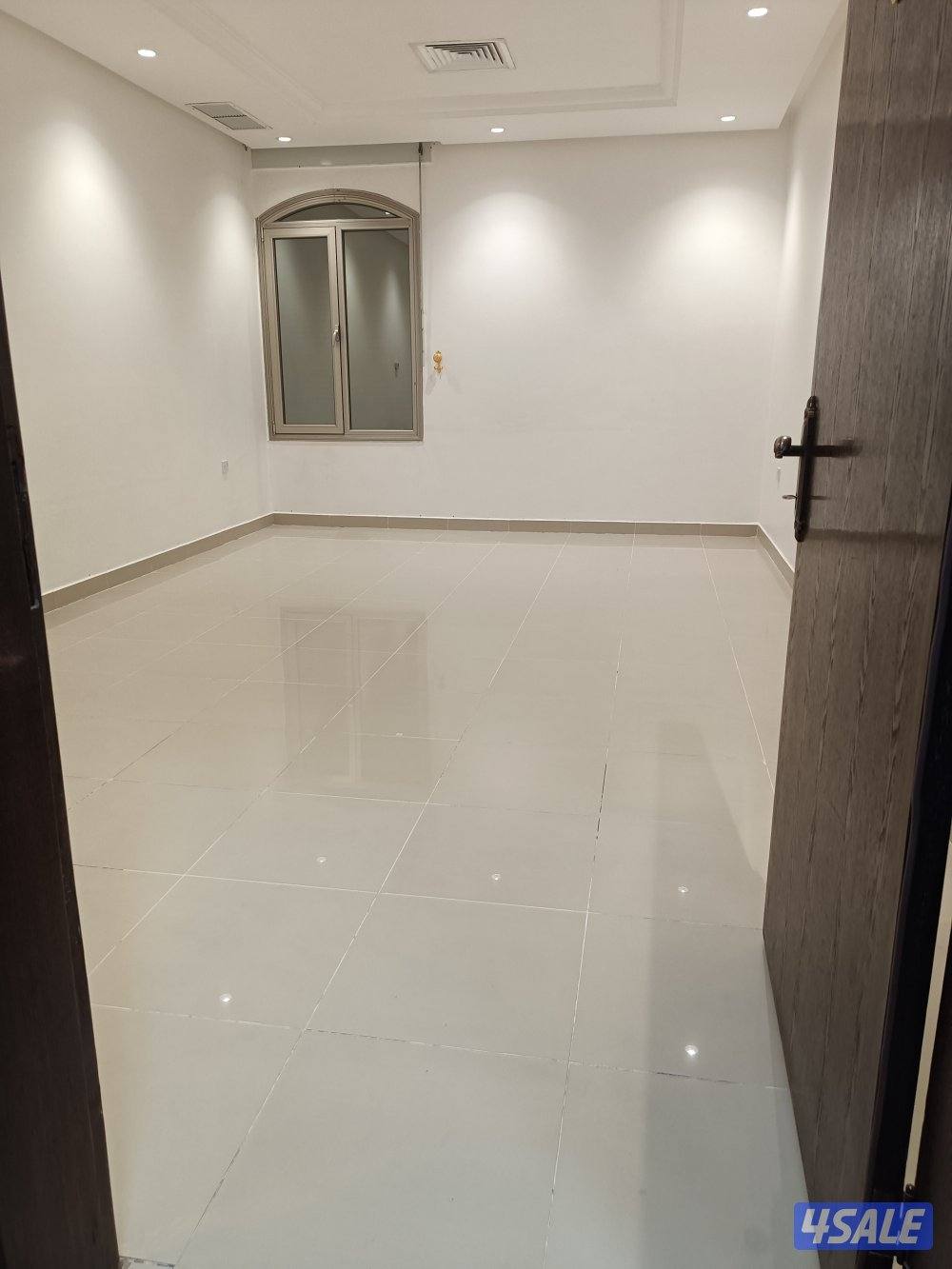 للايجار في جابر الاحمد قطعة ٢ شقة للمعاريس0