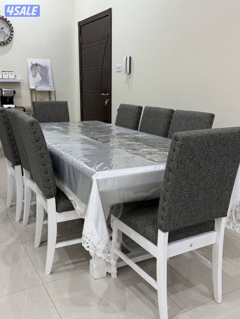 طاولة طعام ابيض مع كراسي0