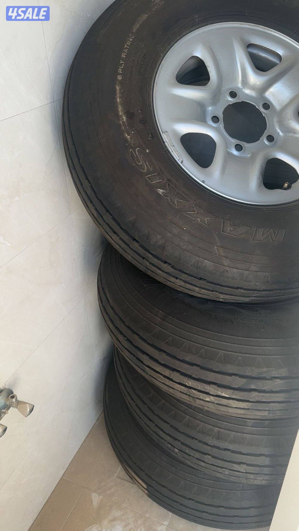 للبيع اربع بوالين فل نقشه واحد منهم فيع رقعه معى اربع ديازل اصليات0