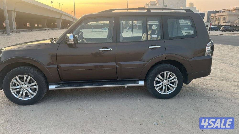 البيع باجيرو موديل 2022 اللون بني صبغ الوكاله  ماعدا ربع قطعه المكينه0