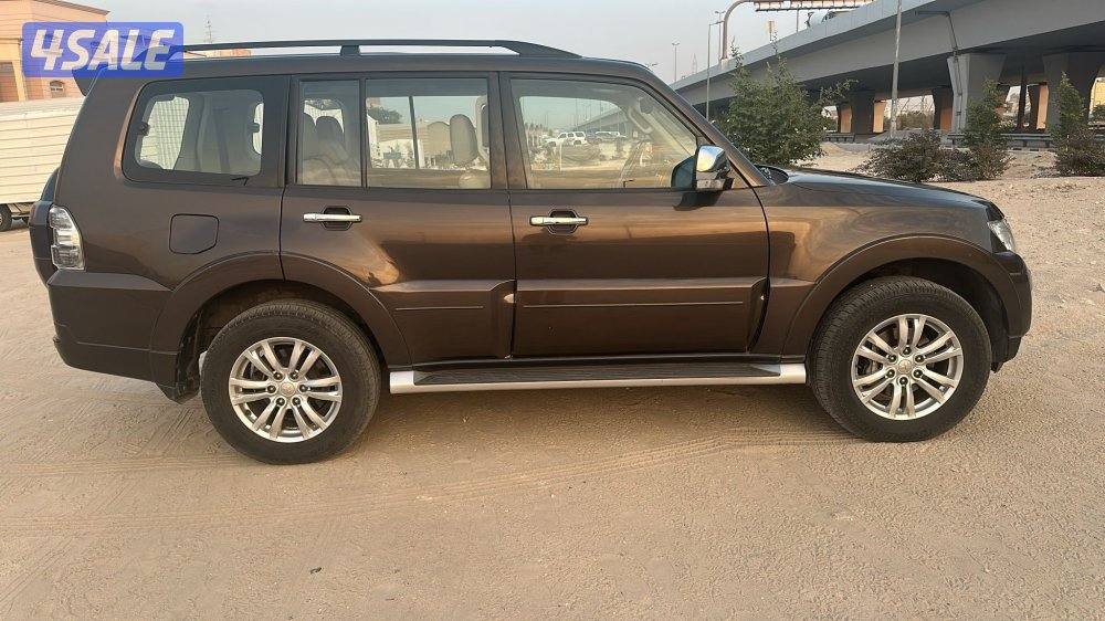 البيع باجيرو موديل 2022 اللون بني صبغ الوكاله  ماعدا ربع قطعه المكينه1