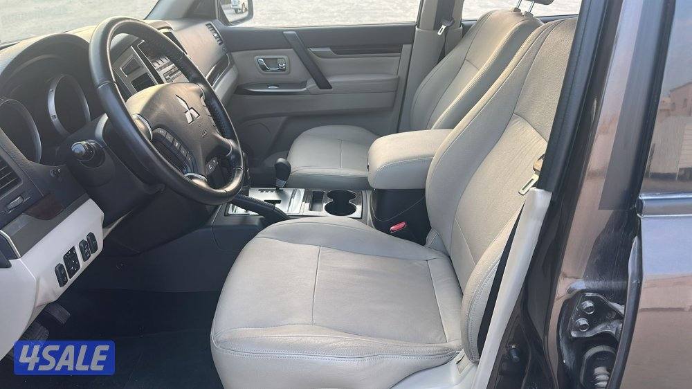 البيع باجيرو موديل 2022 اللون بني صبغ الوكاله  ماعدا ربع قطعه المكينه2