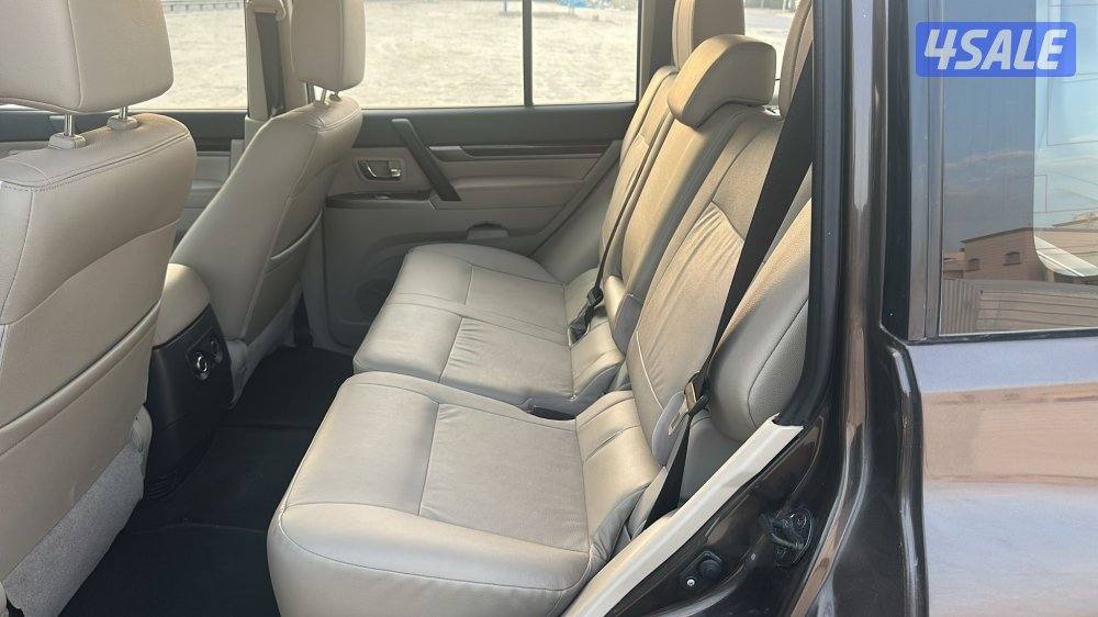 البيع باجيرو موديل 2022 اللون بني صبغ الوكاله  ماعدا ربع قطعه المكينه4