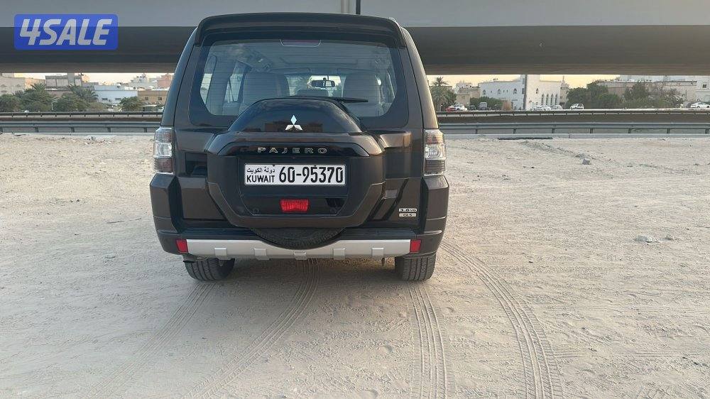 البيع باجيرو موديل 2022 اللون بني صبغ الوكاله  ماعدا ربع قطعه المكينه3