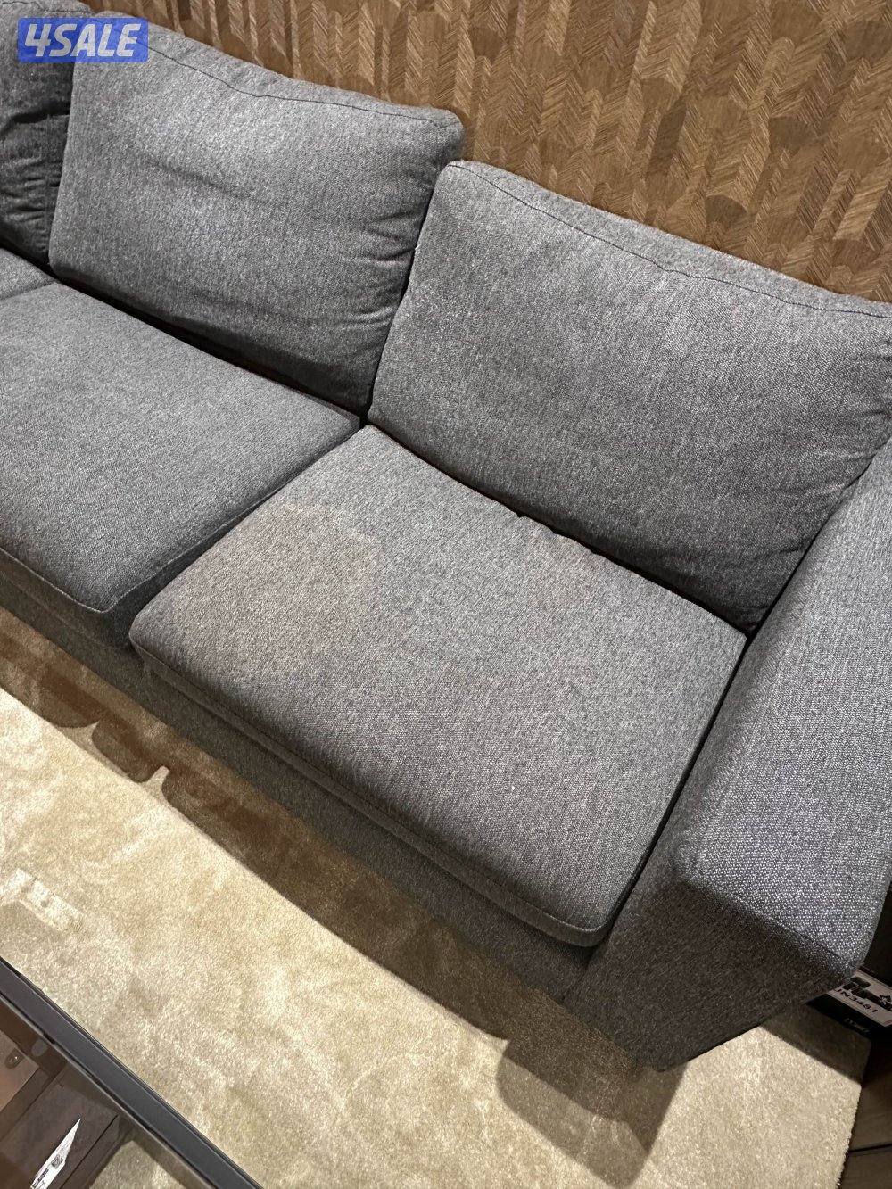 الكنبه نظيفه الا قطعه وحده فيها بقعه اللي بيشوفها بعينه حياه الله1