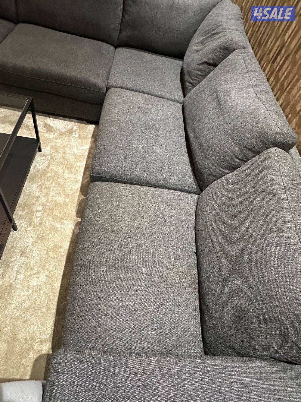 الكنبه نظيفه الا قطعه وحده فيها بقعه اللي بيشوفها بعينه حياه الله2