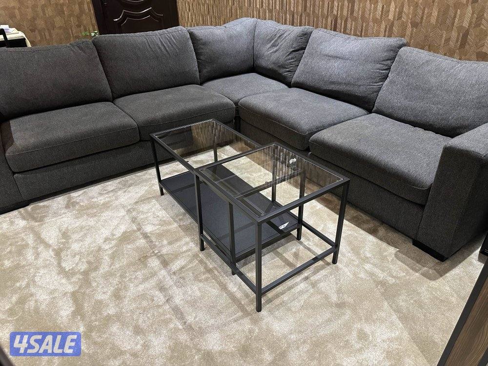 الكنبه نظيفه الا قطعه وحده فيها بقعه اللي بيشوفها بعينه حياه الله3