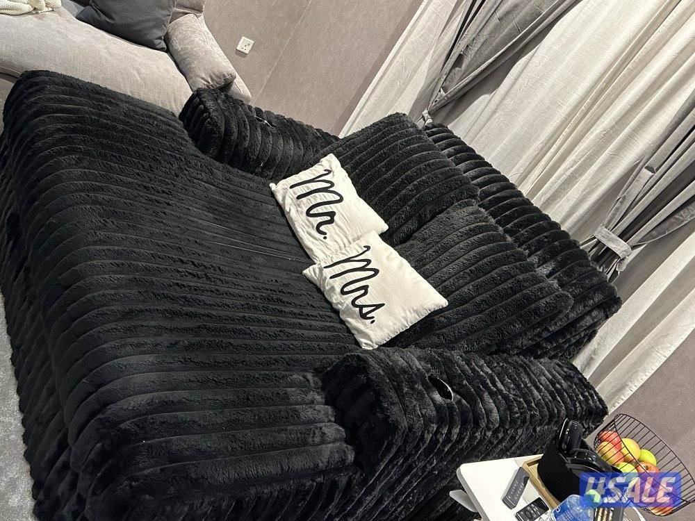 الكنبه نظيفه شاريها ب ٣٠٠ دينار من اشلي ، الصامل ماقصر معاه1