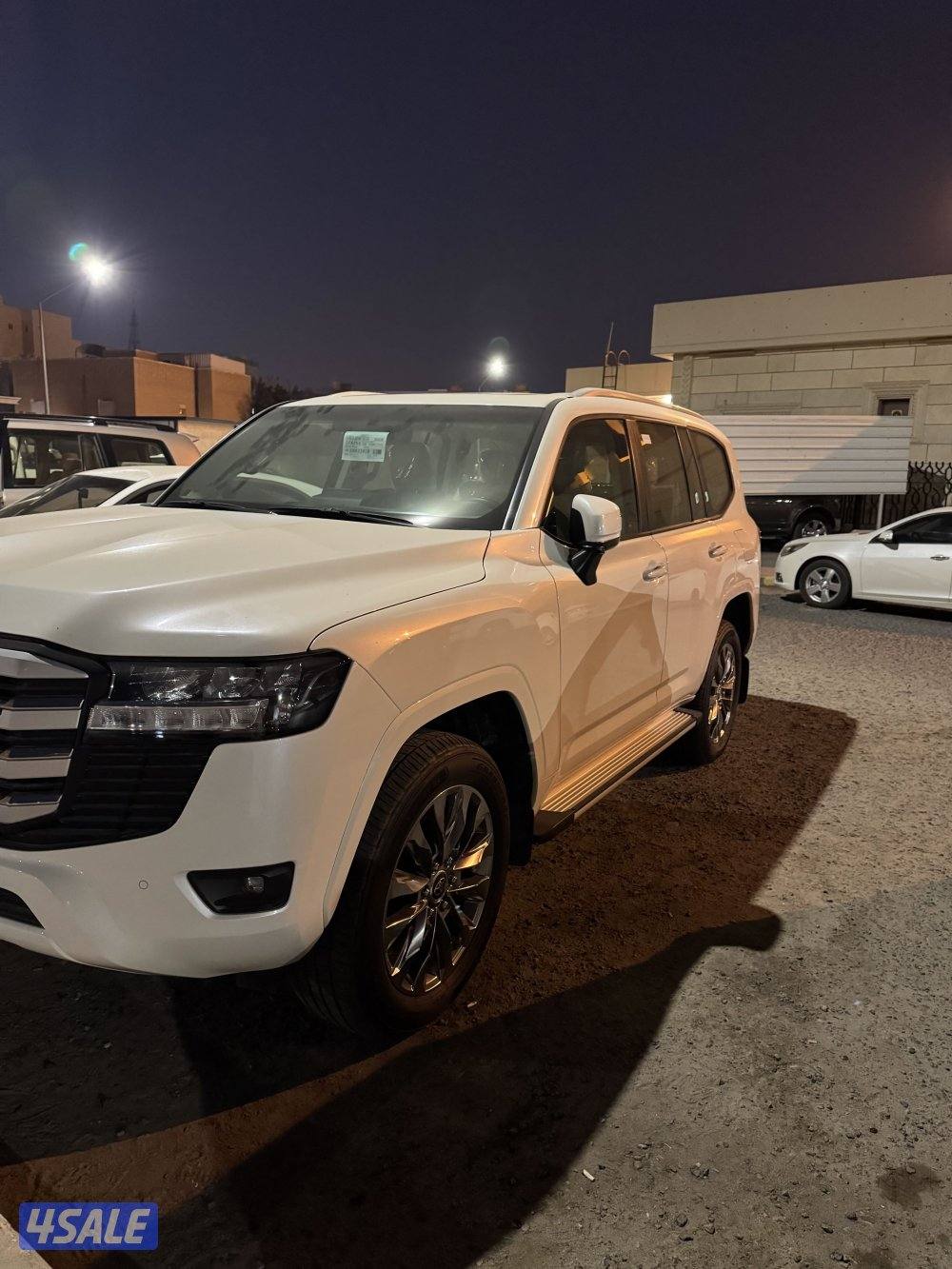 لاندكروز الساير 2024 ماشي 10 الالف فقط0