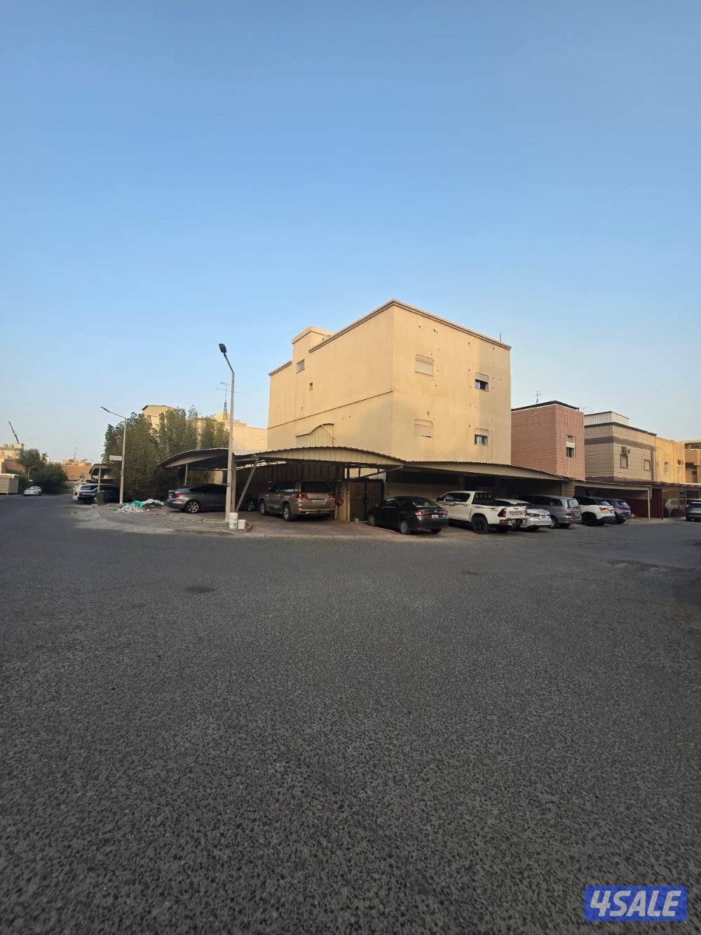 للبيع بيت حكومى ب العارضيه ق١١ موقع زاويه وسكه ٣ ادوار وملحق0