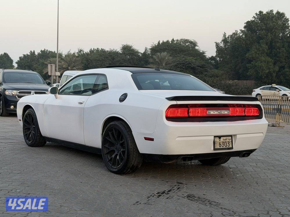 للبيع تشالنجر 2012 بحالة ممتازة3