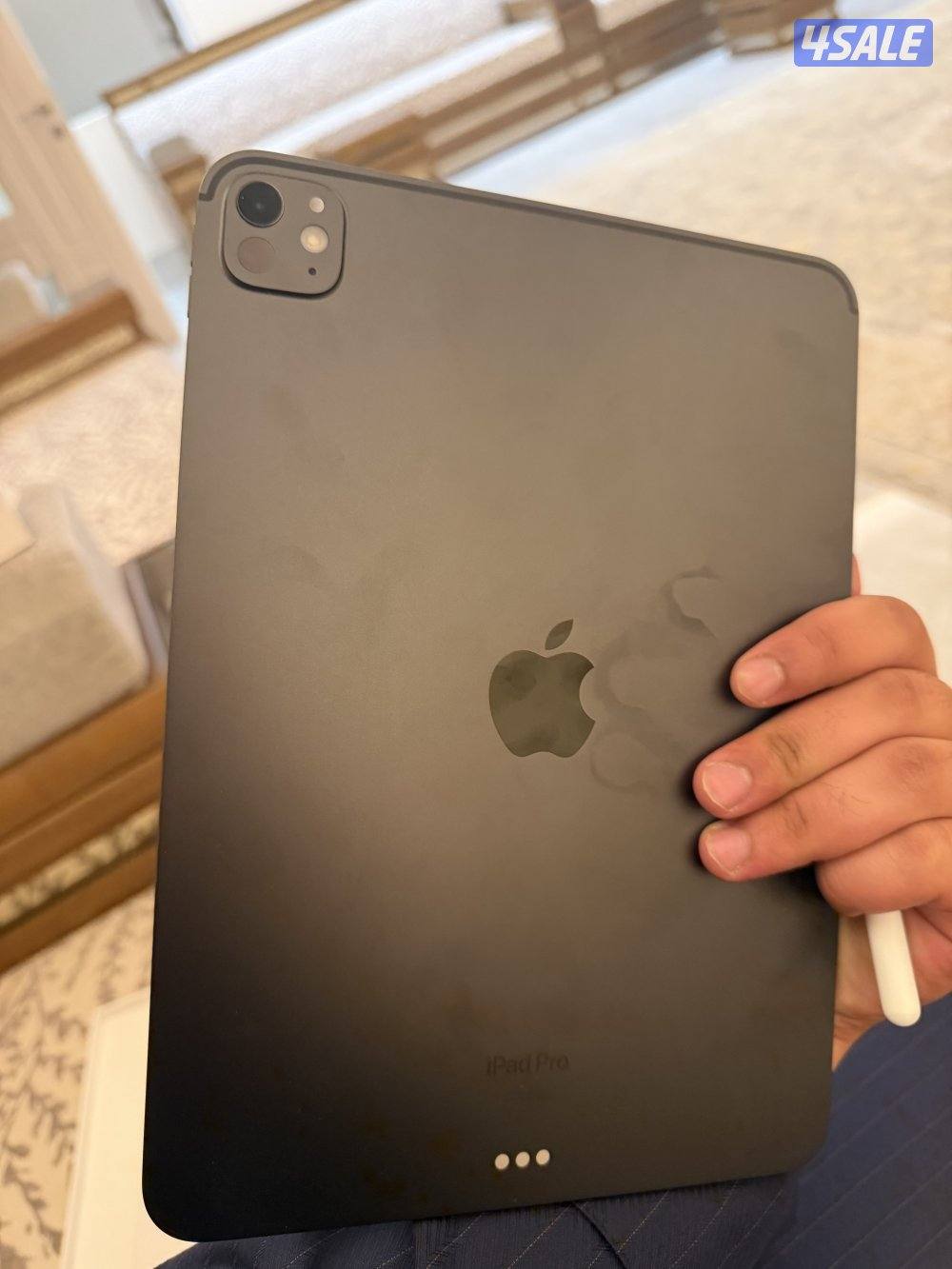 ايباد برو ام ٤ نفس الجديد مع قلم ابل الأصلي2