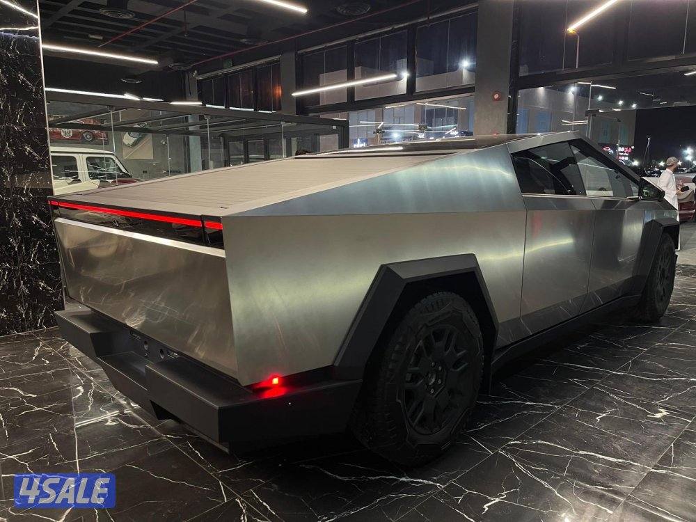 تسلا سايبر تراك8