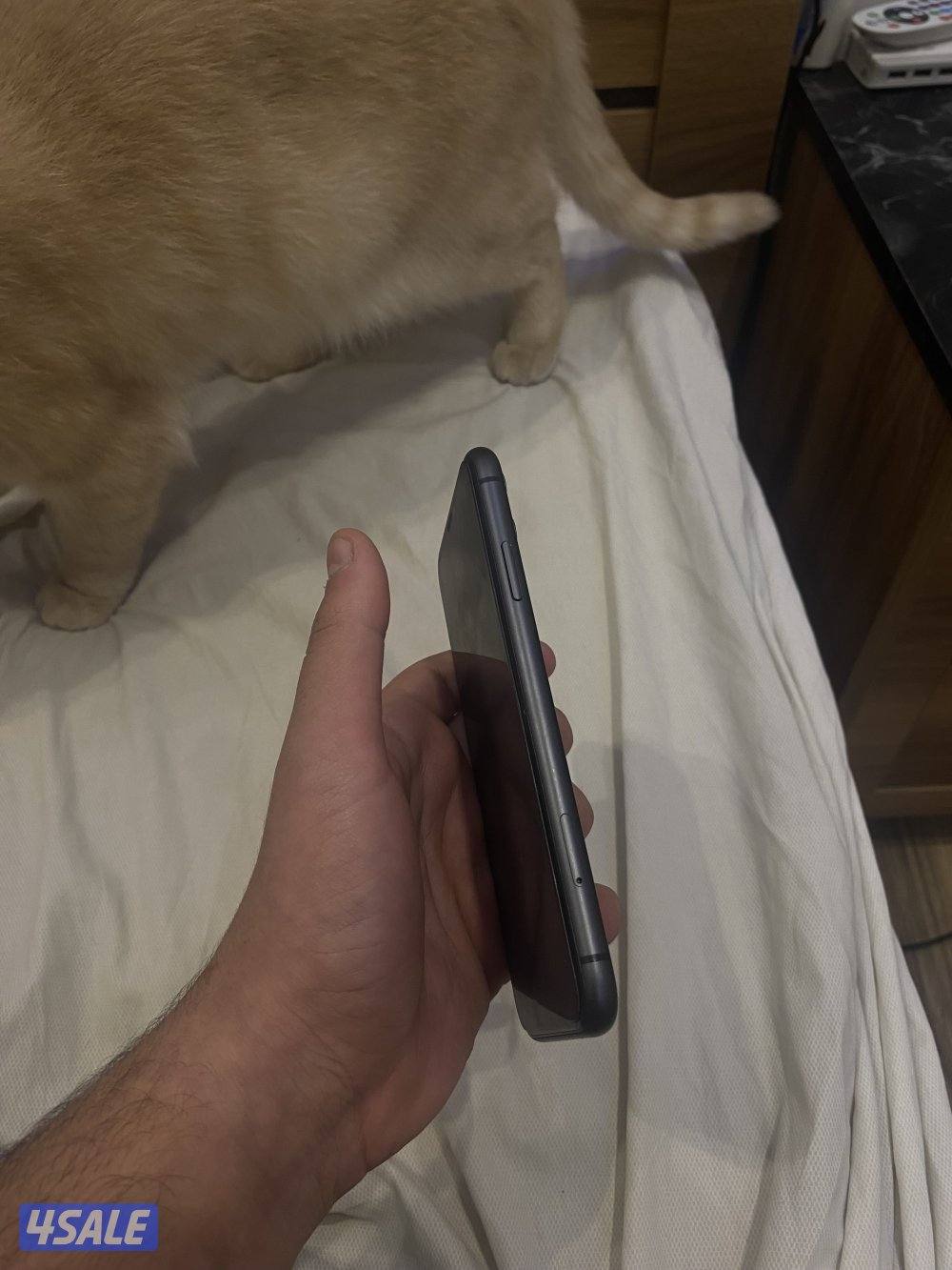 ايفون ١١ للبيع حالة جيده جدا لايوجد اي تزلغات او خدوش3