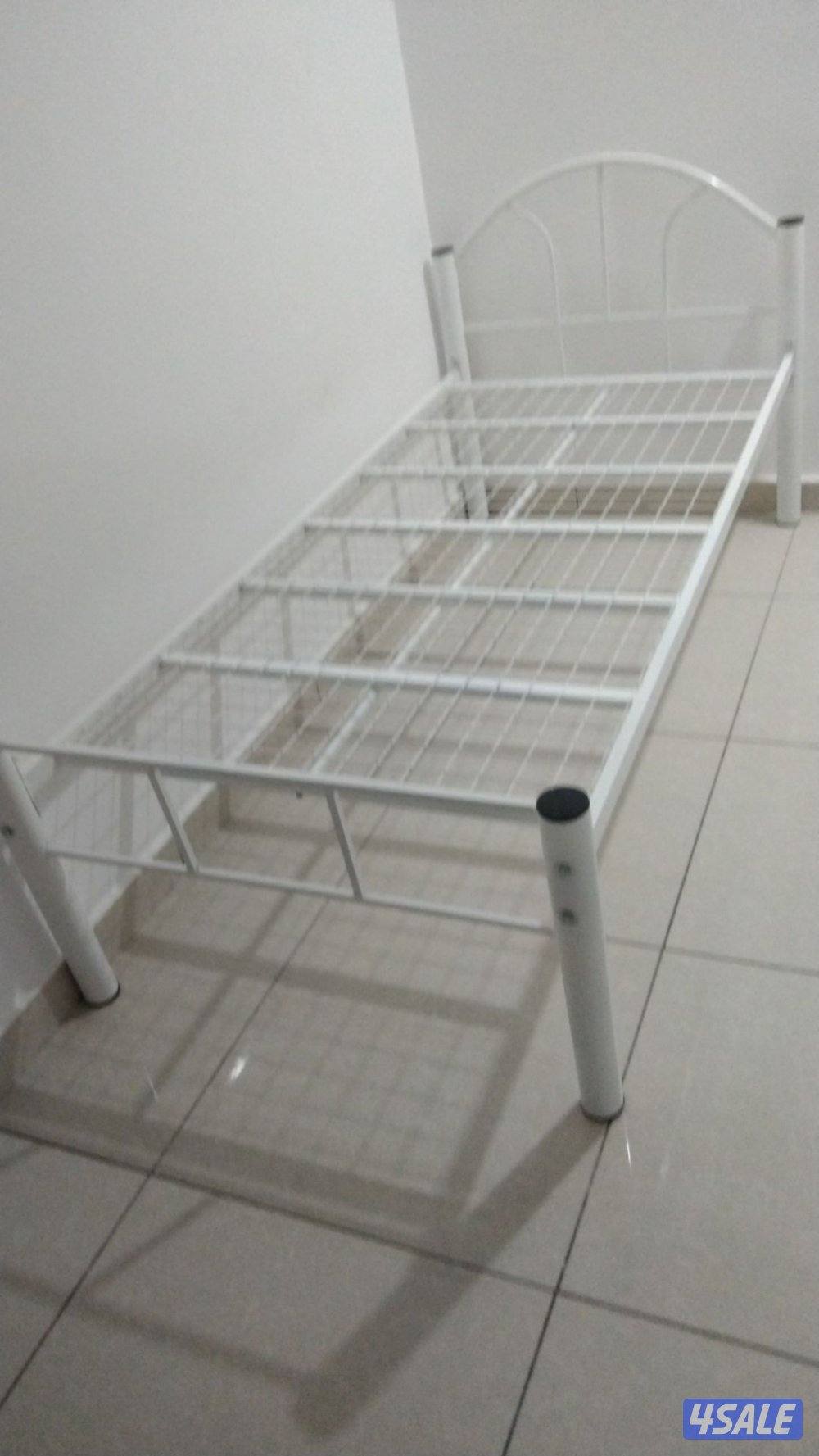 سرير حديد ومرتبه طبيه وبطانيه ومخده والملايات4